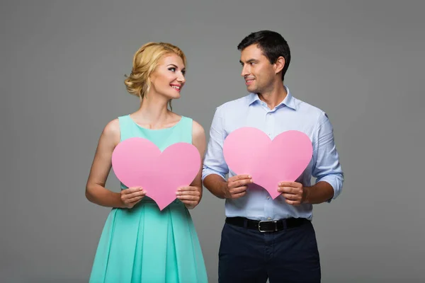 Красива пара тримає рожеві серця — стокове фото