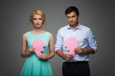 Pembe kırık kalp tutan güzel Çift