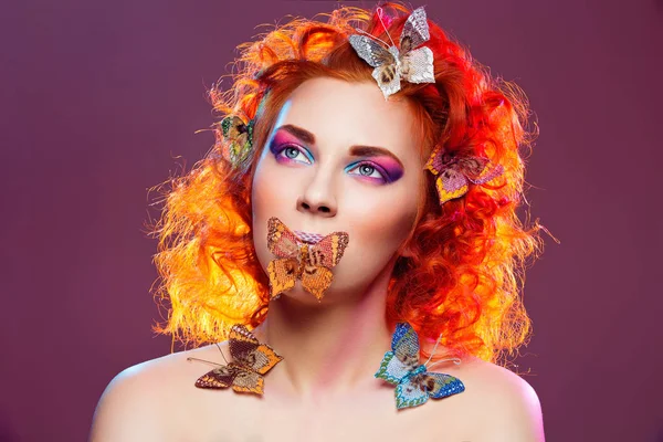 蝶と赤い髪の少女 — ストック写真