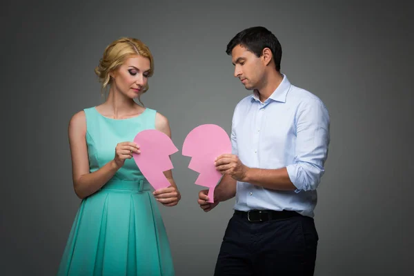 Schönes Paar mit rosa gebrochenem Herzen — Stockfoto