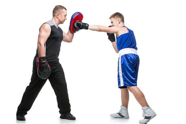 Joven boxeador haciendo ejercicio con el entrenador —  Fotos de Stock