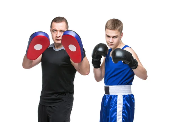 Joven boxeador haciendo ejercicio con el entrenador —  Fotos de Stock