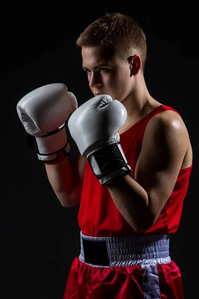 Jovem boxeador desportista em terno esporte vermelho — Fotografia de Stock