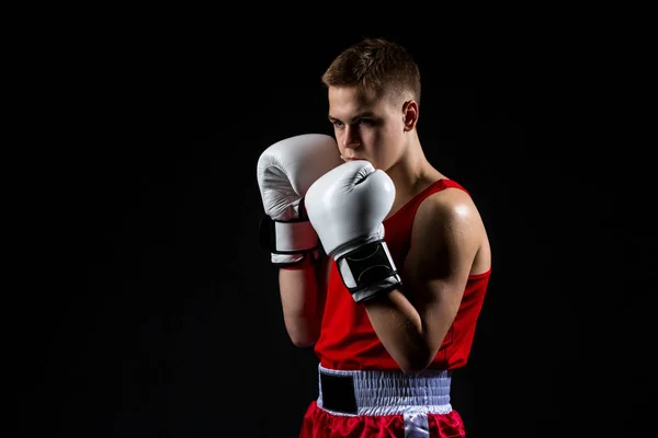 Joven boxeador deportivo en traje deportivo rojo —  Fotos de Stock