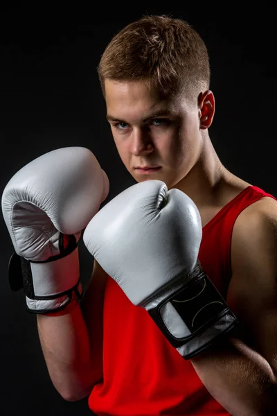 Jovem boxeador desportista em terno esporte vermelho — Fotografia de Stock