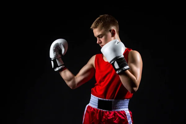 Mladý boxer sportovec v červené sportovní oblek — Stock fotografie