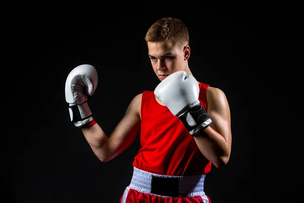 Jovem boxeador desportista em terno esporte vermelho — Fotografia de Stock