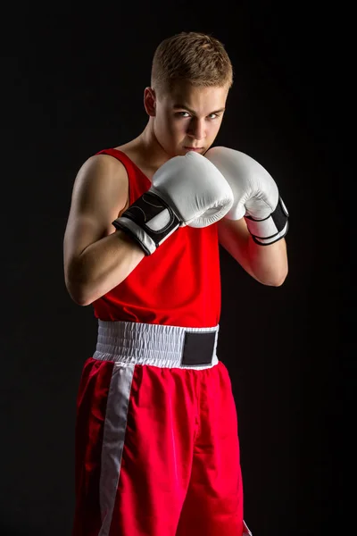 Jovem boxeador desportista em terno esporte vermelho — Fotografia de Stock