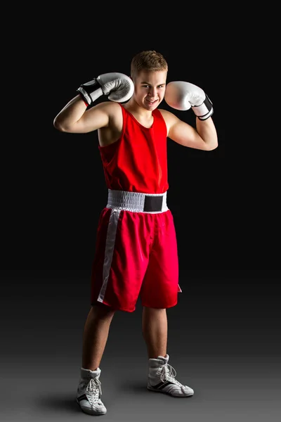 Jovem boxeador desportista em terno esporte vermelho — Fotografia de Stock