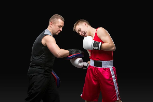 Junger Boxer trainiert mit Trainer — Stockfoto