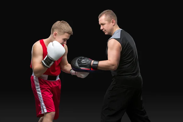 Joven boxeador haciendo ejercicio con el entrenador —  Fotos de Stock