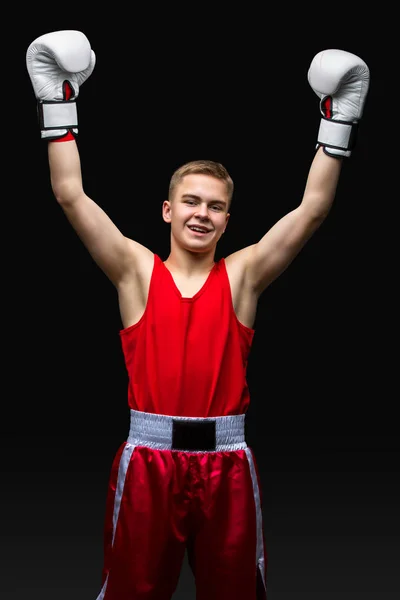 年轻的拳击手运动员穿着红色运动衣 — 图库照片