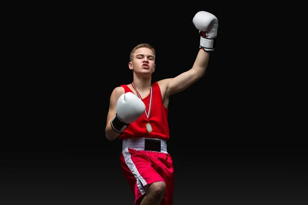 Jovem boxeador desportista em terno esporte vermelho — Fotografia de Stock