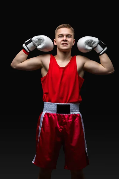 Junger Boxer im roten Sportanzug — Stockfoto
