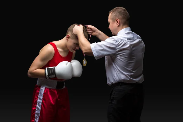 Box-Schiedsrichter verleiht Medaille an jungen Boxer — Stockfoto