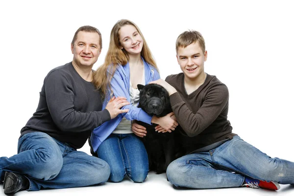 Vater mit Kindern sitzender Hund — Stockfoto