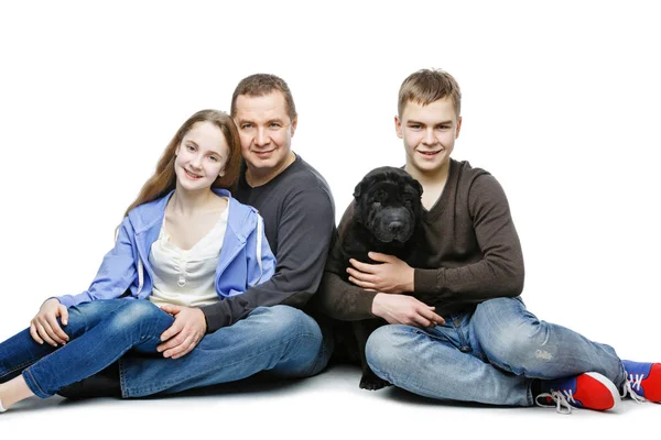 Vater mit Kindern sitzender Hund — Stockfoto