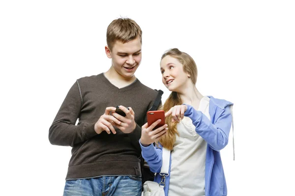 Teen chłopiec i dziewczyna stojąc z telefonów komórkowych — Zdjęcie stockowe