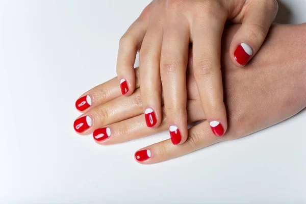 Kobiecych rąk z biało -czerwone paznokcie — Zdjęcie stockowe