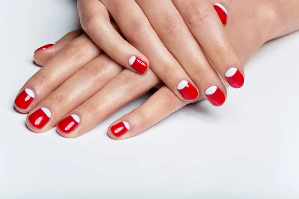 Női kezek-val piros és fehér körmök — Stock Fotó