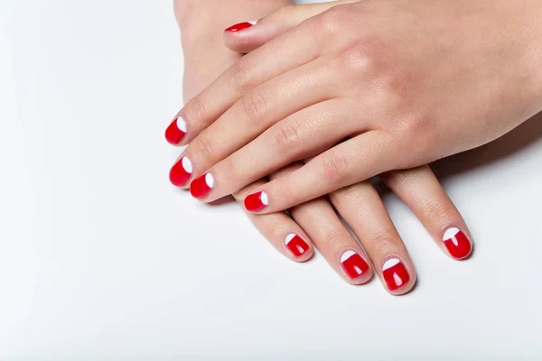 Kobiecych rąk z biało -czerwone paznokcie — Zdjęcie stockowe