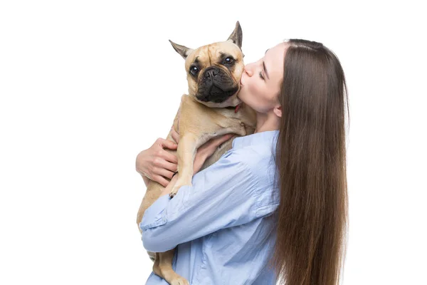 Hermosa chica sosteniendo bulldog francés — Foto de Stock