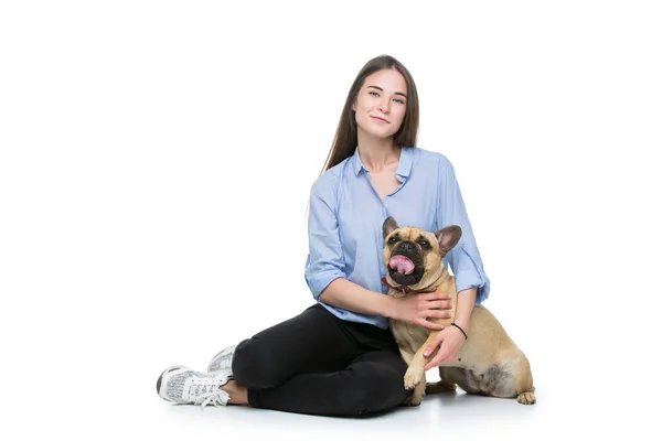 Mooi meisje met Franse bulldog — Stockfoto