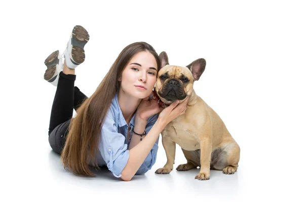 Hermosa chica con bulldog francés — Foto de Stock