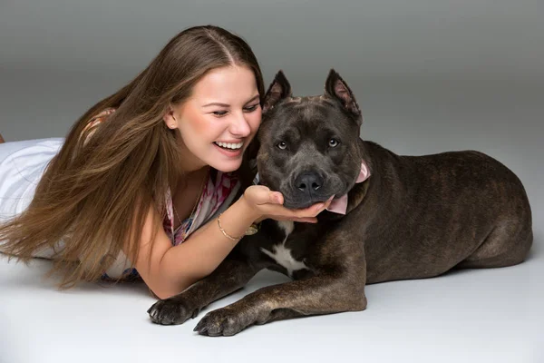 Vacker flicka med grå stafford terrier — Stockfoto