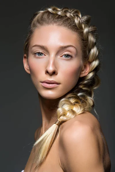 Hermosa chica con trenza y maquillaje natural — Foto de Stock