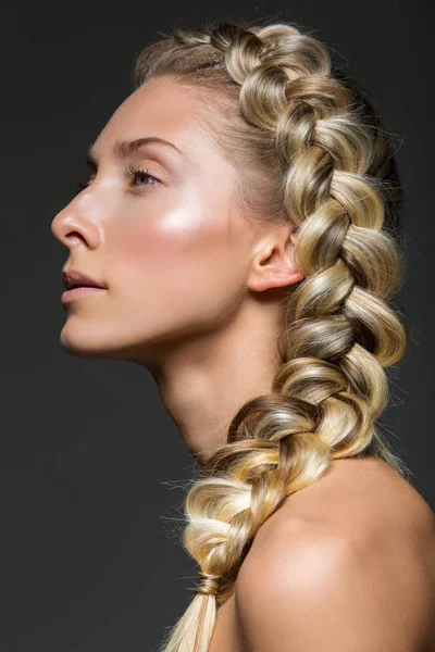 Hermosa chica con trenza y maquillaje natural — Foto de Stock