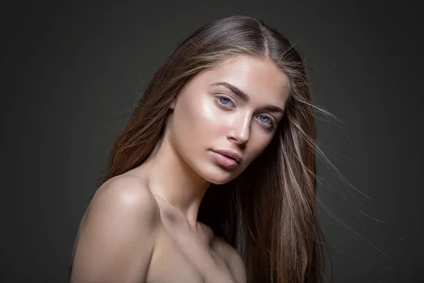 Vacker flicka med naturlig make-up — Stockfoto