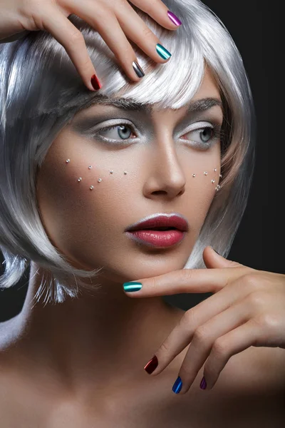 Beautiful girl in silver wig — Stock Photo, Image