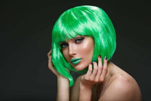 Menina bonita em peruca verde — Fotografia de Stock