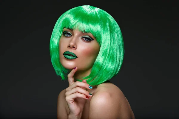 Menina bonita em peruca verde — Fotografia de Stock