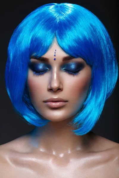 Menina bonita em peruca azul — Fotografia de Stock