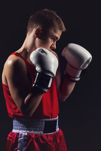 Joven boxeador deportivo en traje deportivo rojo —  Fotos de Stock