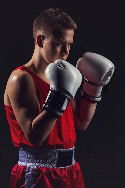 Jovem boxeador desportista em terno esporte vermelho — Fotografia de Stock