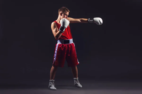 Jovem boxeador desportista em terno esporte vermelho — Fotografia de Stock