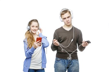 Genç erkek ve kız kulaklıklar ile