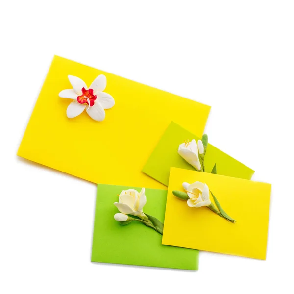 Close up van drie gele envelop met bloemen — Stockfoto
