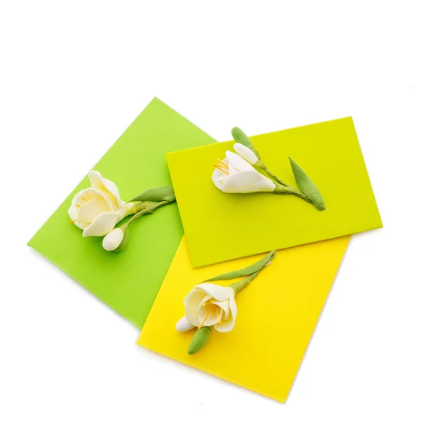 Nahaufnahme von drei gelben Umschlägen mit Blumen — Stockfoto