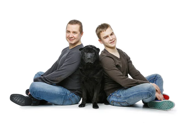 Vater mit Sohn sitzt mit Hund — Stockfoto