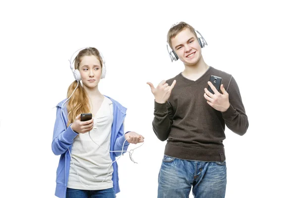 Adolescente chico y chica con auriculares — Foto de Stock