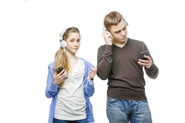 Adolescente chico y chica con auriculares —  Fotos de Stock