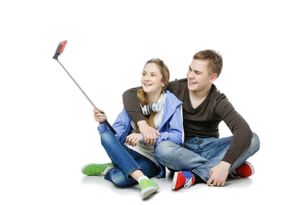 Adolescent garçon et fille prise selfie photo — Photo