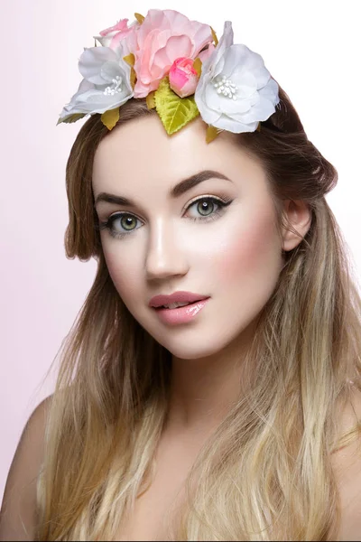 Hermosa chica con flores en el pelo — Foto de Stock