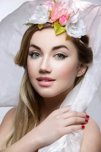 Menina bonita com flores no cabelo — Fotografia de Stock