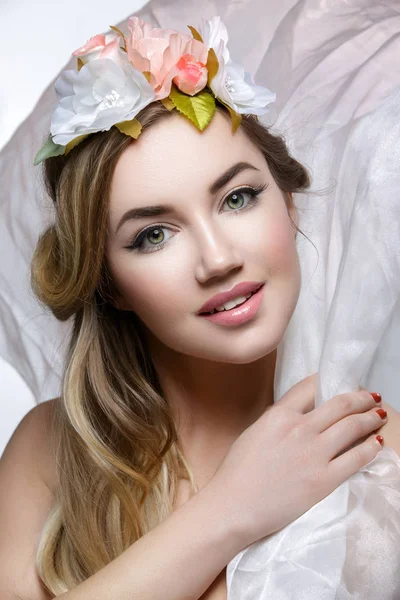 Hermosa chica con flores en el pelo — Foto de Stock