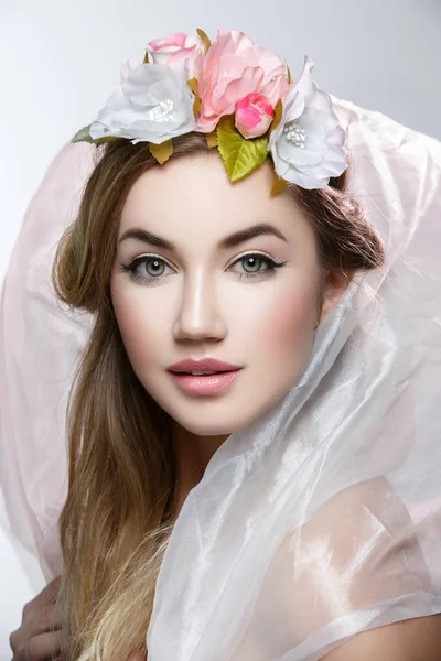 Vacker flicka med blommor i håret — Stockfoto